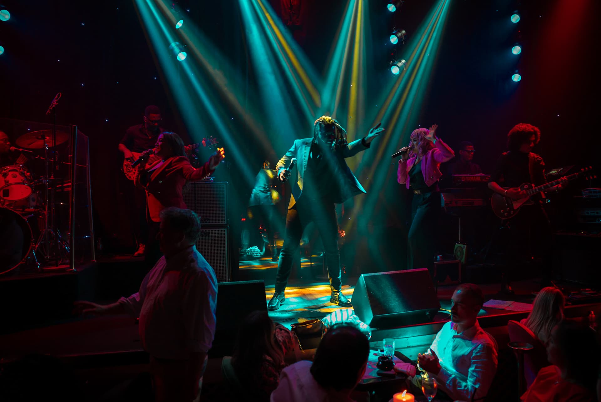 Live band sur scène dans l'ambiance nocturne du Palais Jad Mahal