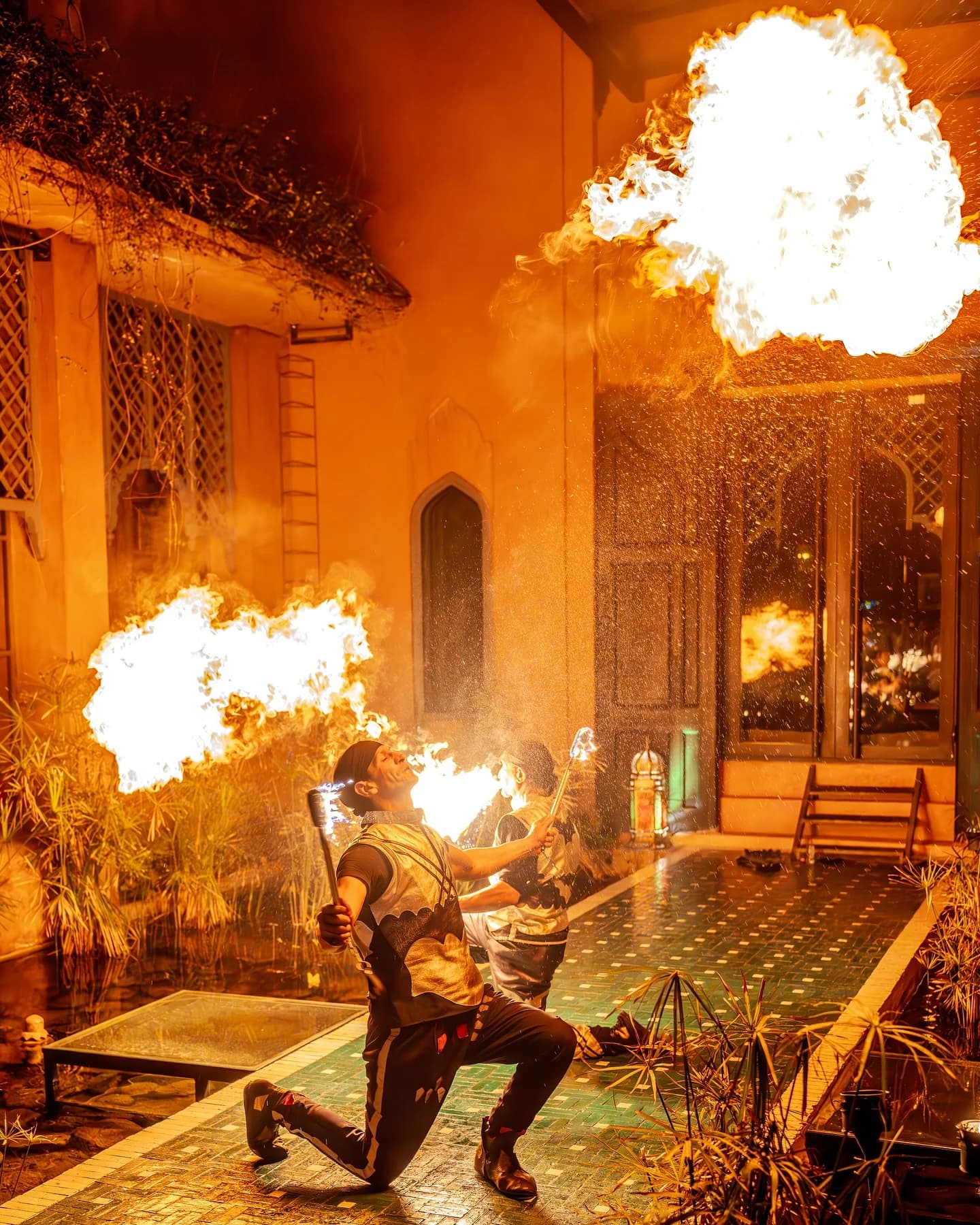 Cracheur de feu en costume pendant le spectacle du Palais Jad Mahal