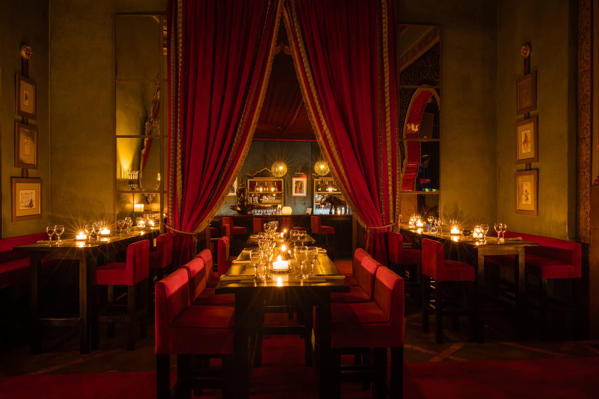 Salle du restaurant du Palais Jad Mahal, banquettes rouges et lumière tamisée