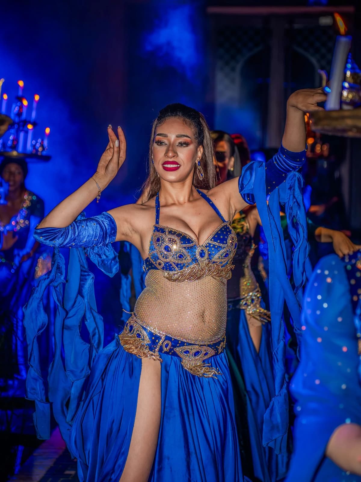 Bailarina oriental con traje azul y dorado actuando en el espectáculo del Palais Jad Mahal