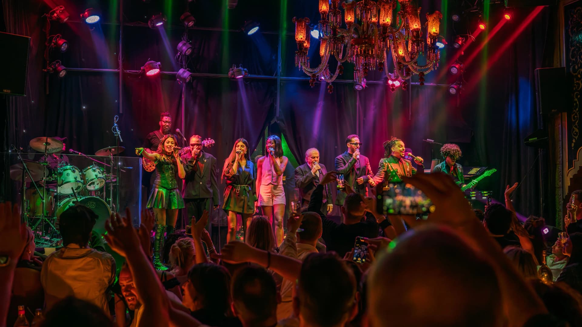 El live band del Palais Jad Mahal actuando en el escenario ante un público entusiasta
