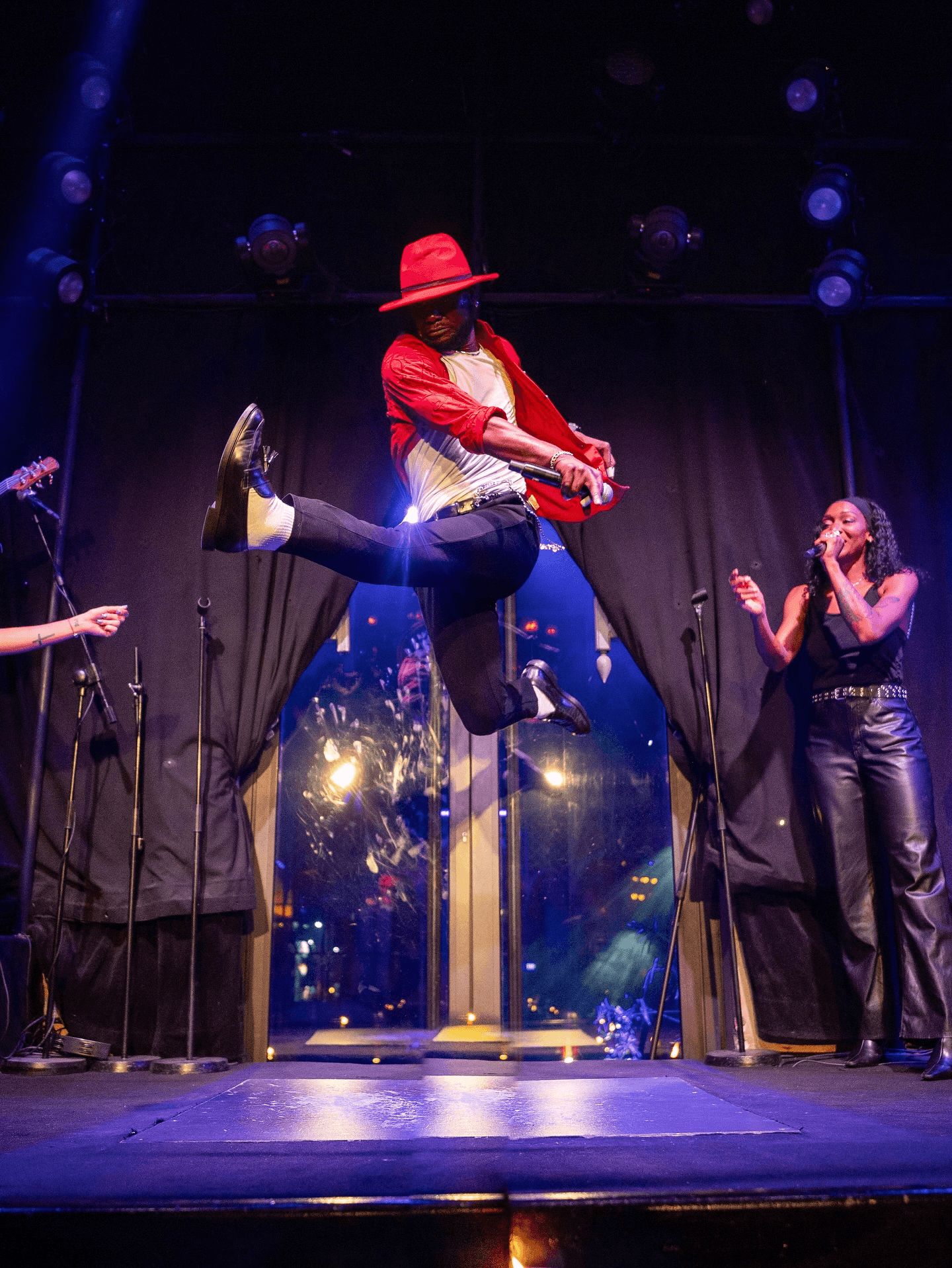 Chanteur du live band en plein saut énergique sur la scène du Jad Mahal