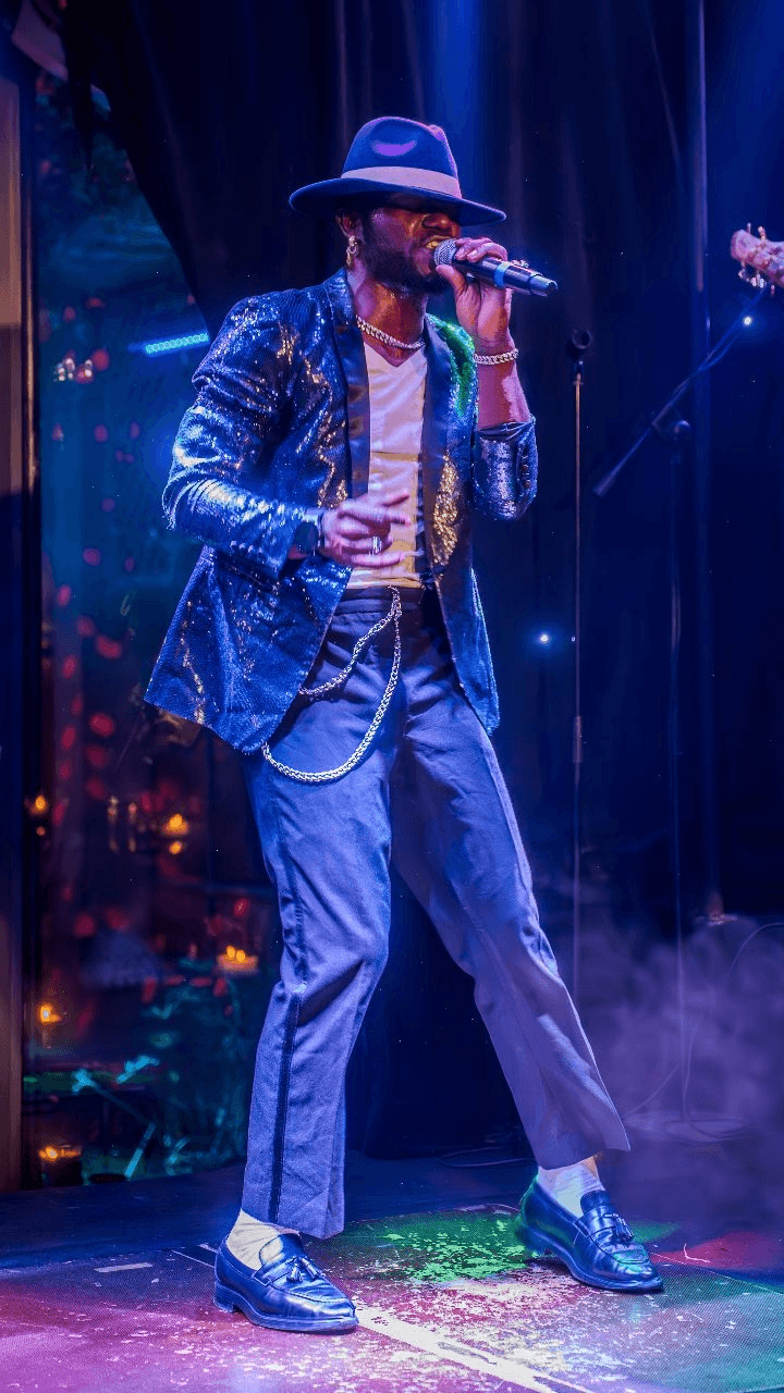 Le chanteur du jad interprétant Michael Jackason faisant la fête en concert