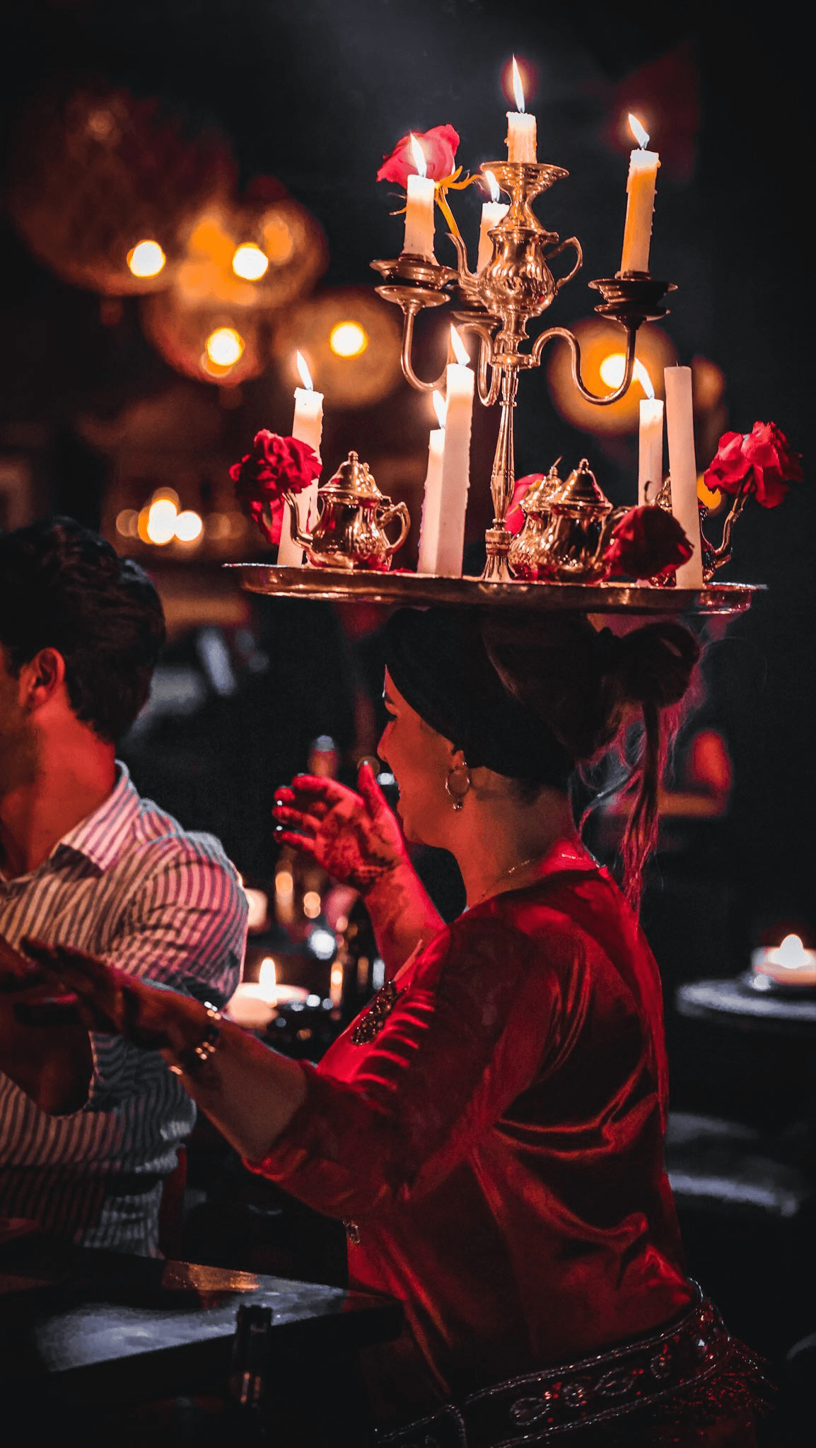 Danseuse du ventre portant un plateau de bougies sur la tête, danse typiquement marocaine