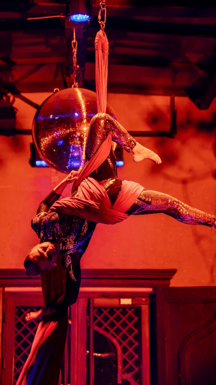 Artiste sur un cerceau en plein spectacle à Marrakech