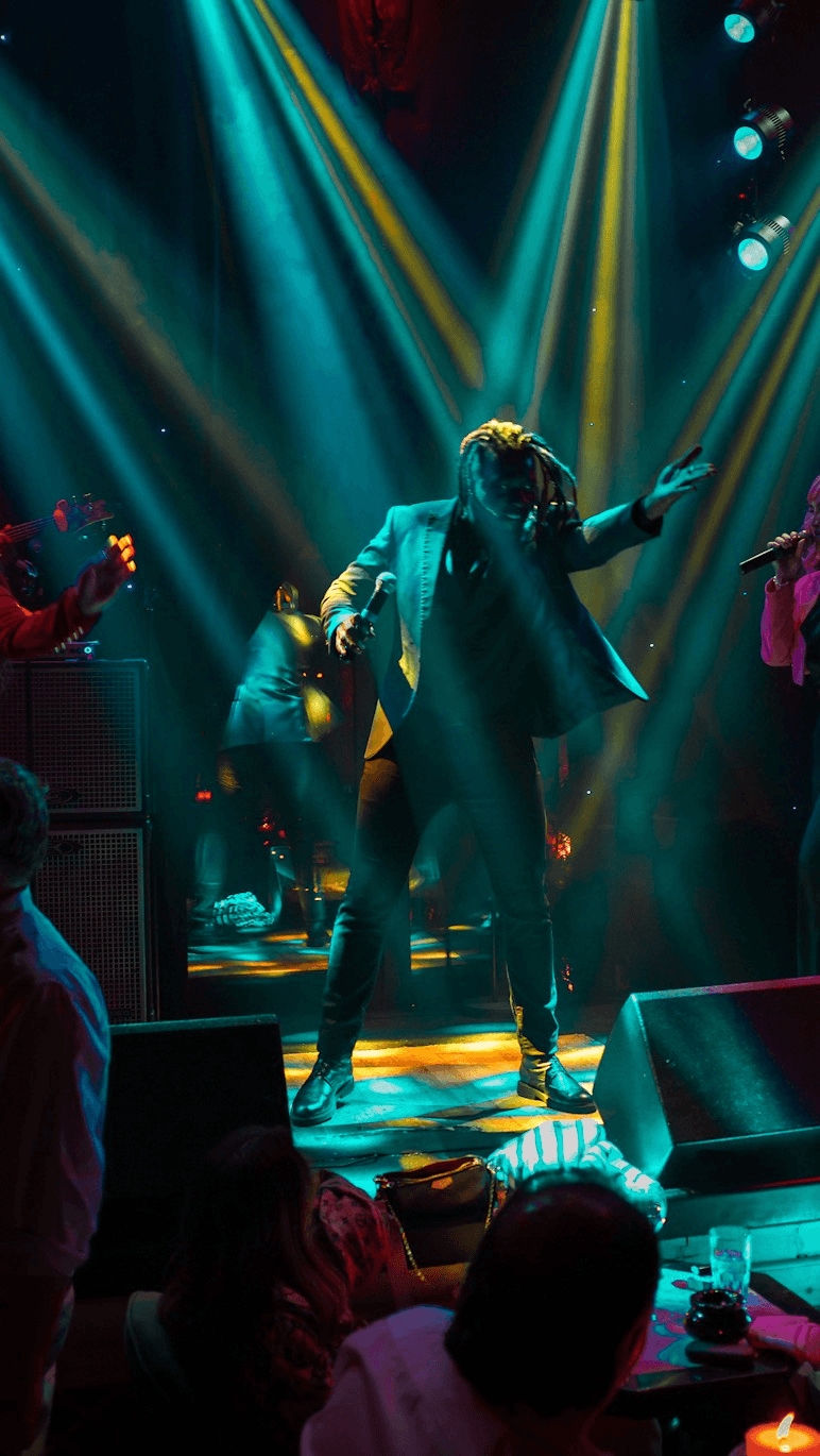 Un chanteur du Palais Jad en plein concert à Marrakech