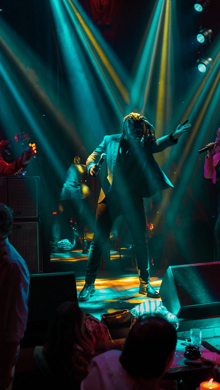 Un chanteur du Palais Jad en plein concert à Marrakech