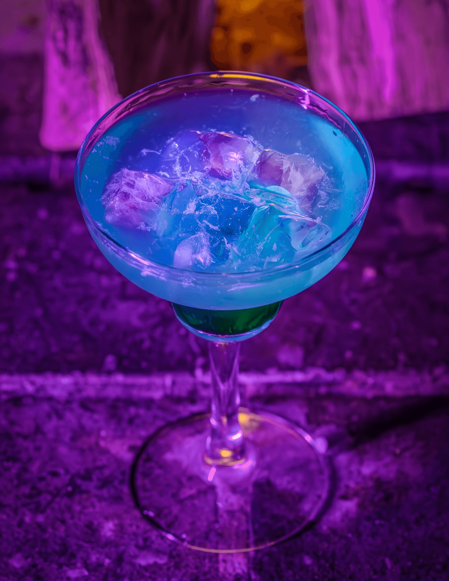 Cocktail bleu au curaçao servi frais avec des glaçons à déguster devant le live