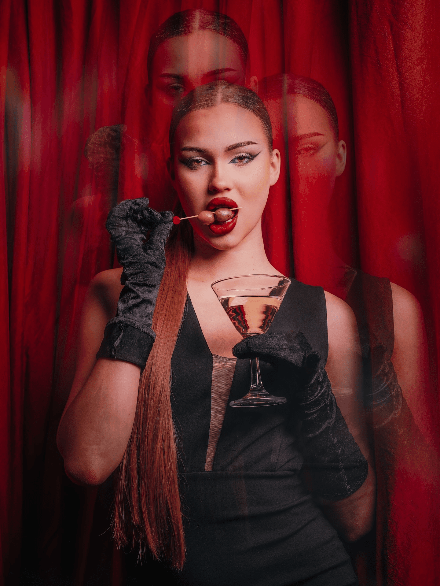 Cliente qui sirote un délicieux cocktail devant un show exceptionnel