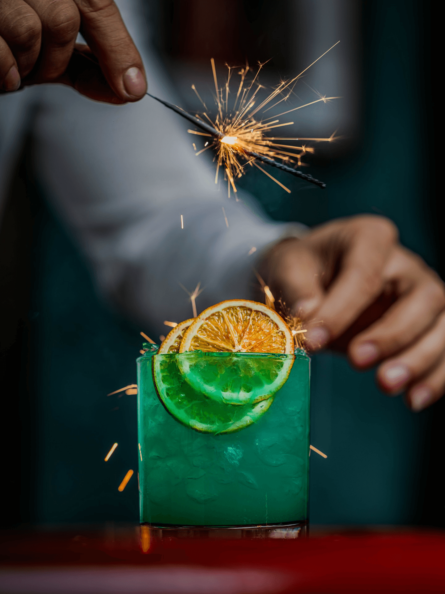 Cocktail particulier du Nouvel An au reflet vert en train d'être servi