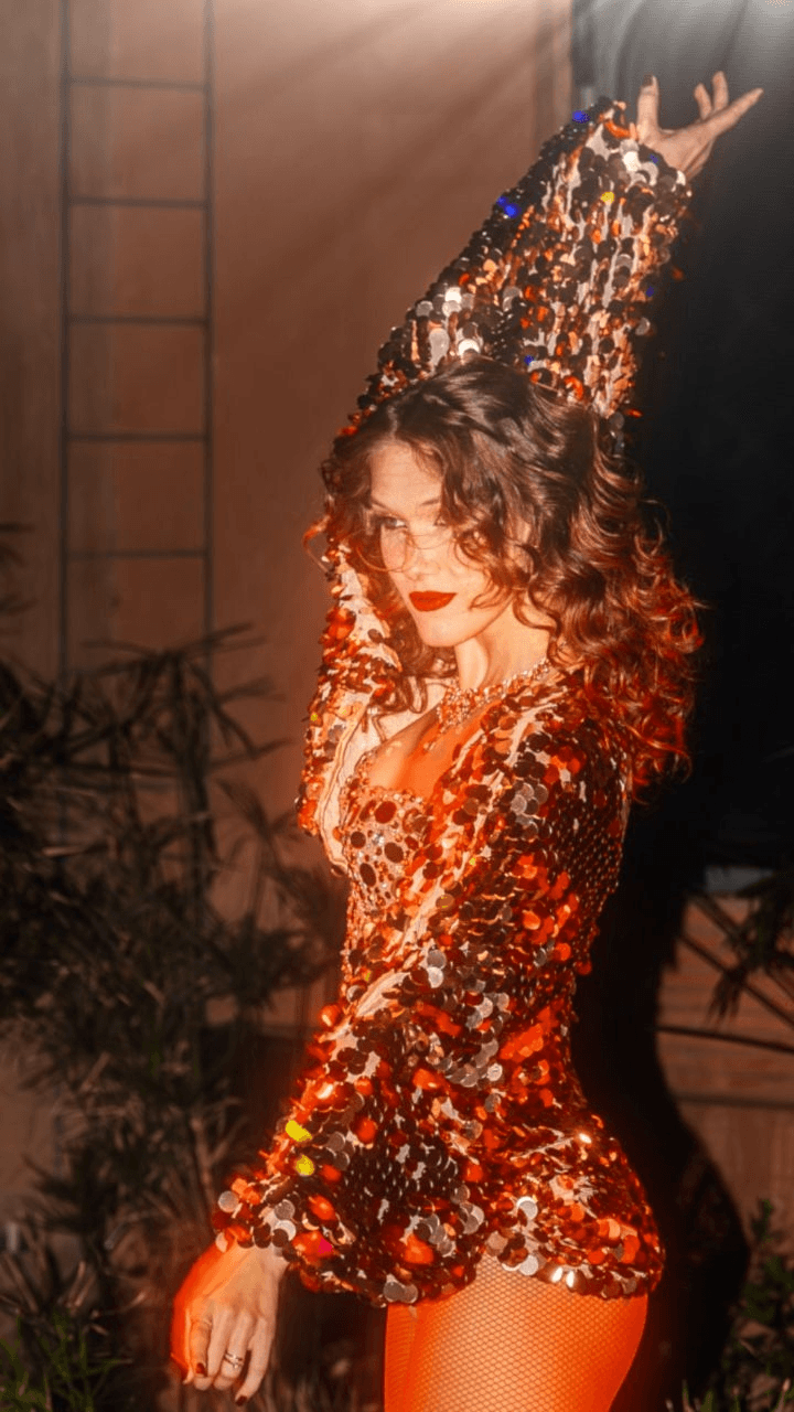 Danseuse orientale en costume à paillettes pendant le spectacle