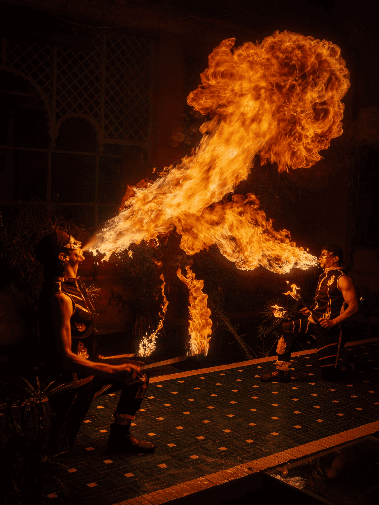 Duo de cracheurs de feu impressionnants lors du dîner spectacle