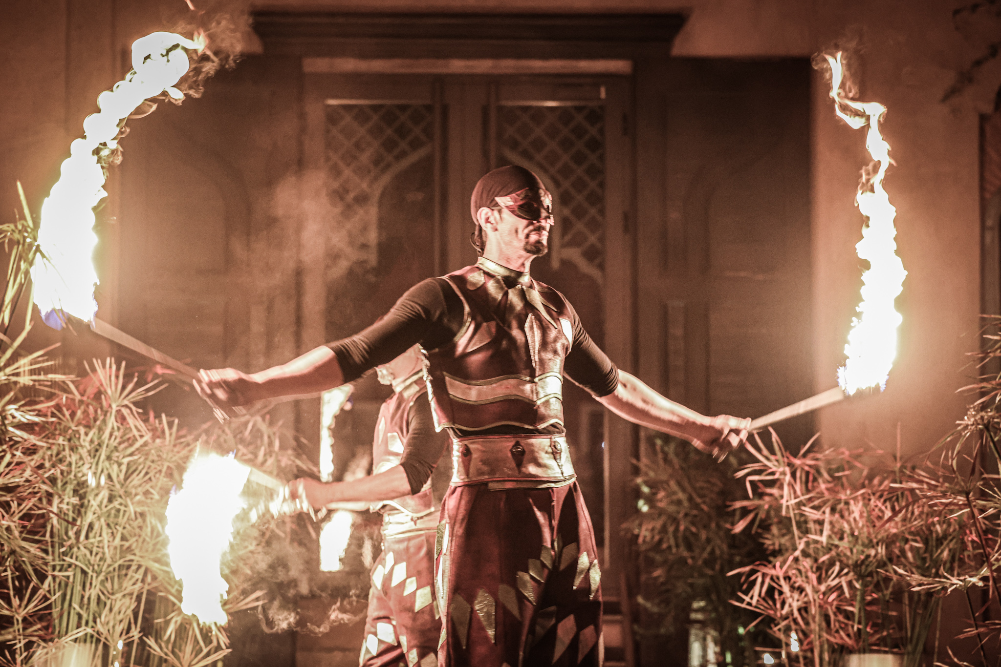 Cracheur de feu en spectacle au Palais Jad Mahal restaurant dansant à Marrakech